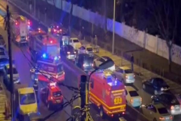 Accident în Capitală: o autoutilitară cu peste 50 de butelii s-a răsturnat. Intervenția este în desfășurare - FOTO