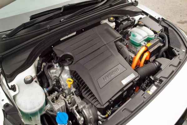 De ce au crescut impozitele pentru autovehiculele hibrid. Explicațiile oferite de Guvern