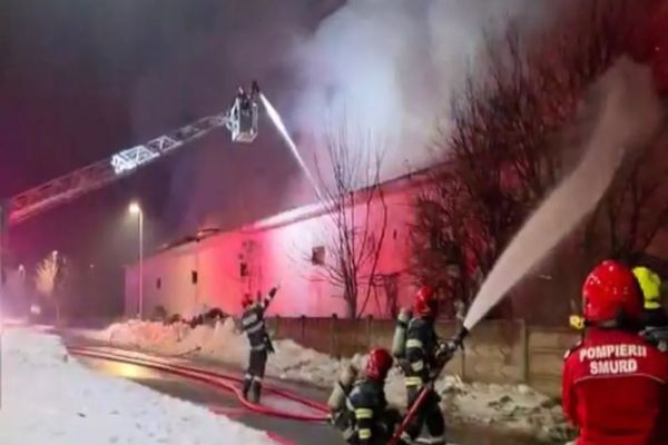 Incendiu devastator la un service auto din Alba Iulia - VIDEO