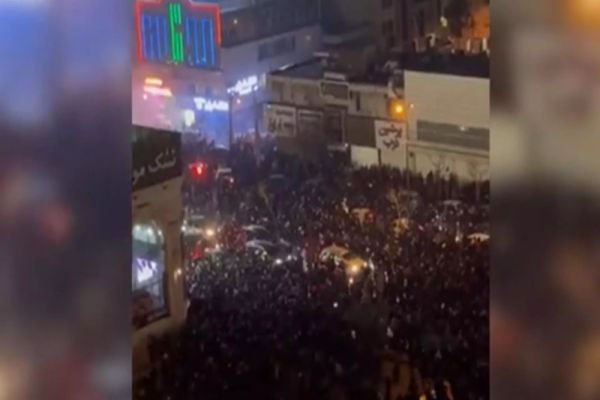 Numărul morţilor în rândul protestatarilor din Iran a trecut de 420, potrivit activiștilor pentru drepturile omului. Trump analizează potenţiale opţiuni militare