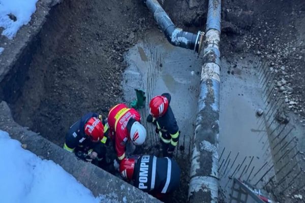 Femeie rănită după ce a căzut într-o groapă nesemnalizată de aproape 3 metri din Alba Iulia