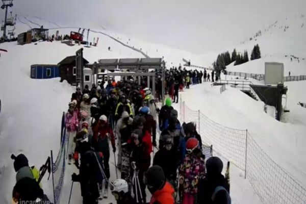 Pârtiile de la Sinaia, luate cu asalt de turiști, în prima zi a vacanței elevilor șI Valentine's Day. Nu mai sunt locuri în parcare - FOTO