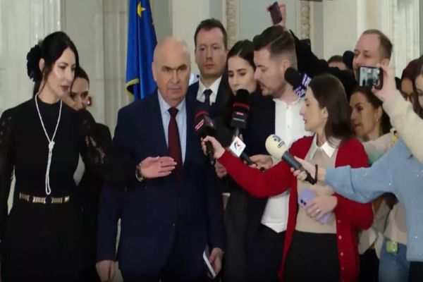 Bolojan sfidează din nou presa și refuză să dea explicații: ”Vă rog să fiți politicoși”