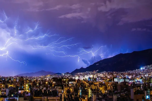 Alertă meteo în sudul țării: vijelii puternice și grindină în Giurgiu. Capitala, sub Cod galben