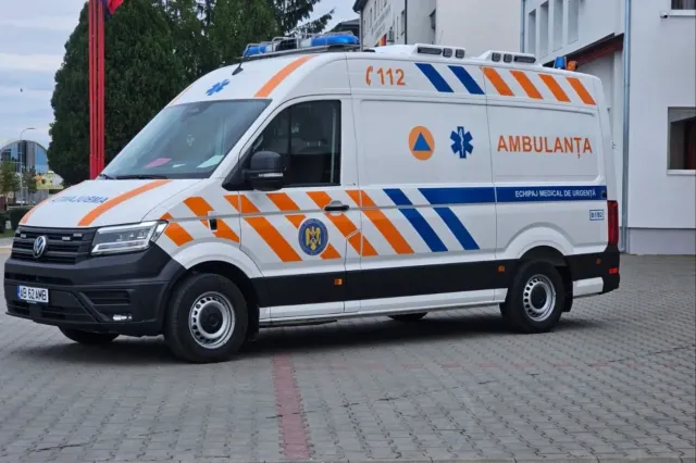Accident grav pe DN 75,în județul Alba. Doi oameni răniți după ce mașina a lovit un cap de pod