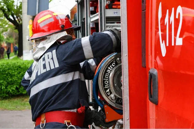 Un service auto a fost cuprins de un incendiu masiv în Cugir
