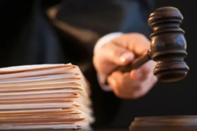 Bărbat de 35 de ani, trimis în judecată după ce ar fi convins o fată de 12 ani să plece de acasă. Procurorii cer daune morale de 120.000 de lei
