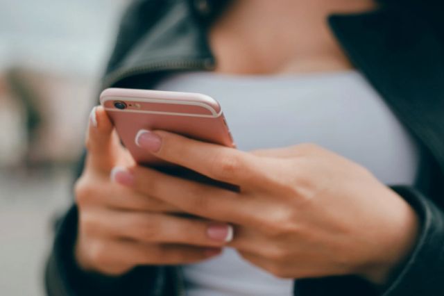 O primărie din Alba cu doar 10 angajați a plătit 38 de abonamente telefonice: factură de peste 100.000 de lei din bani publici, descoperită de Curtea de Conturi