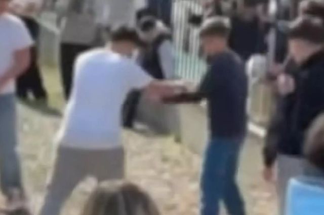 Bătaie între doi elevi, în curtea unei școli din Alba Iulia. Colegii au filmat scena. Poliția a deschis o anchetă