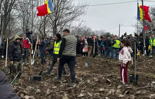 Călin Georgescu a plantat copaci, alături de numeroși români care îi sunt alături: Va înflori nădejdea și prosperitatea acestui popor