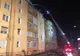 VIDEO-FOTO: Acoperișul unui bloc din Cugir a luat foc