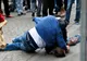 Bătaie într-o benzinărie din Aiud. Un tânăr a ajuns în stare GRAVĂ la spital după ce a dat cu capul de beton