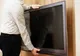 Un tânăr din județul Dâmbovița a furat două televizoare dintr-un apartament din Alba Iulia