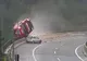  Momentul în care șoferul unui TIR moare salvând viața altui bărbat. S-a prăbușit de la 25 m înălțime 