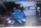 VIDEO. Momentul în care un minor smulge sertarul cu bani dintr-o sală de jocuri din Bârlad