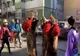 VIDEO | Colindătorii scot românii la ferestre. Un grup din Bacău a pornit într-un tur prin toată țara