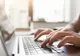 Un bărbat ademena copii pe internet, întreținea cu ei relații sexualte, filma totul și distribuia filmările