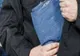 Prins în flagrant de polițiști, cu haine furate dintr-un magazin din Teiuș