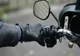 Un motociclist a intrat într-o mașină parcată! A ajuns la spital și are dosar penal!
