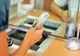 Robin Hood în varianta feminină la Alba: angajatele unei bănci furau bani din conturi pentru a-i dona săracilor și la biserici