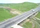 Pământul a luat-o la vale din nou pe autostrada Sebeș Turda. Muncitorii nu termină de reparat o fisură, că apare alta!