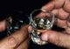 STUDIU. De ce sunt persoanele nocturne mai predispuse la consumul de alcool și tutun