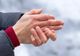 Boala ascunsă în spatele spatele mâinilor reci. Semnalul care îți indică că nu este o reacție normală la frig
